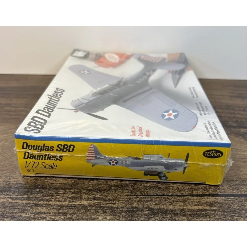Testors Douglas SBD Dauntless 1:72 Scale Model Kit #693 SEALED